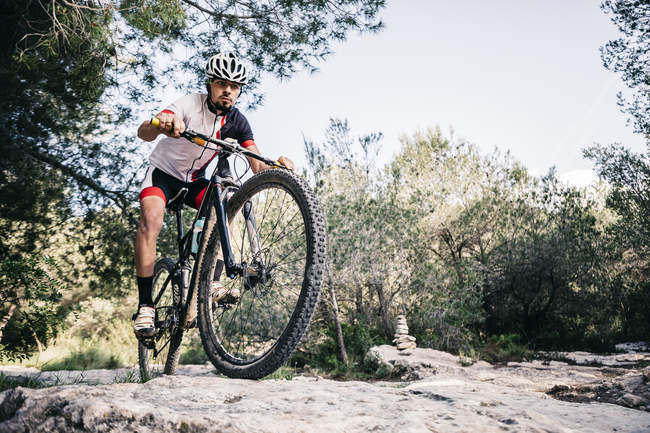 Mountain biker on the move — Stock Photo