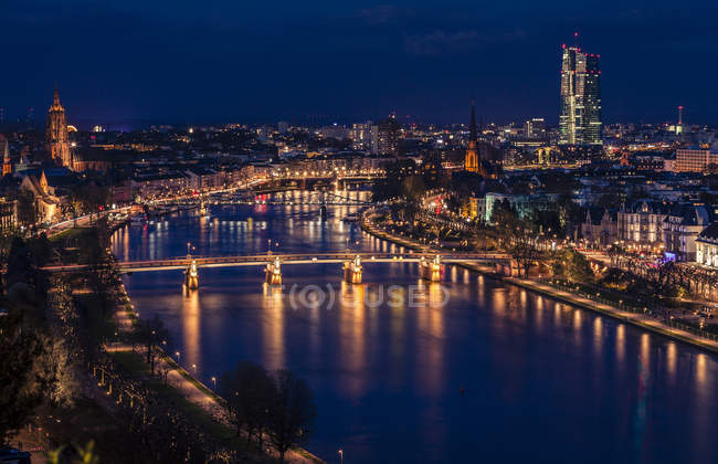 Germania, Francoforte, Paesaggio aereo e fiume Meno di notte — Foto stock