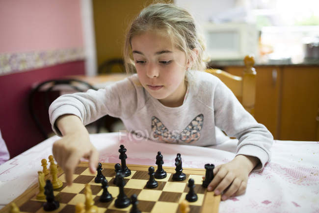 Зосереджено дівчинка гри в шахи — стокове фото