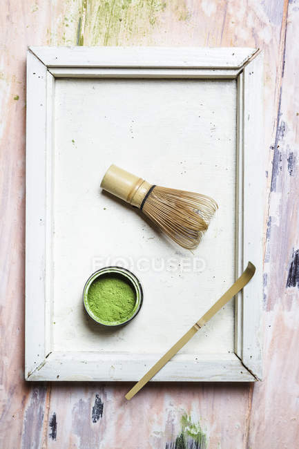 Top view of matcha powder, chasen and bamboo spoon on tray — Stock Photo