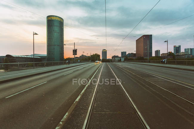 Alemanha, Hesse, Frankfurt, Friedensbruecke e Westhafen Tower saíram à noite — Fotografia de Stock