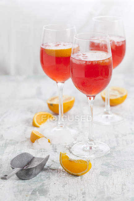 Aperol coquetéis de spritz com licor amargo, vinho prosecco, água mineral espumante e fatias de laranja — Fotografia de Stock