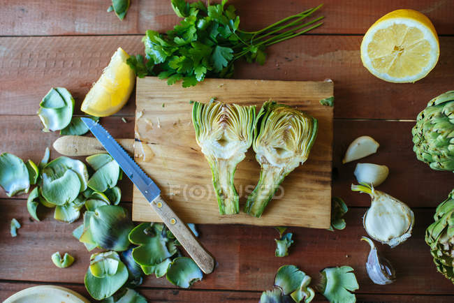 Alcachofa en rodajas con limón y ajo - foto de stock