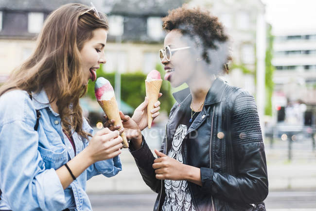 Zwei Beste Freundinnen Beim Gemeinsamen Eis Essen 30 Jahre Freunde Stock Photo