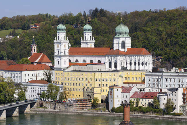 Deutschland, Bayern, Niederbayern, Passau, Stephaner Dom und Wirtshaus — Stockfoto