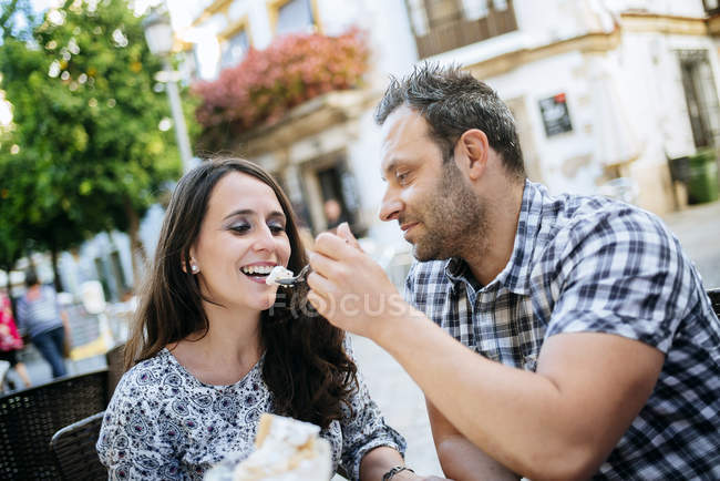 Pareja comiendo helado en un café de la calle — Verano, Sonriendo - Stock Photo | #176876418 Pareja comiendo helado en un café de la calle — Verano, Sonriendo - Stock Photo | #176876418