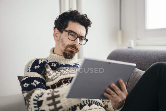 Retrato de homem pensativo usando tablet digital — Fotografia de Stock