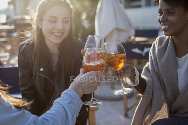 Jovens mulheres sentadas no bar bebendo aperitivo — Fotografia de Stock