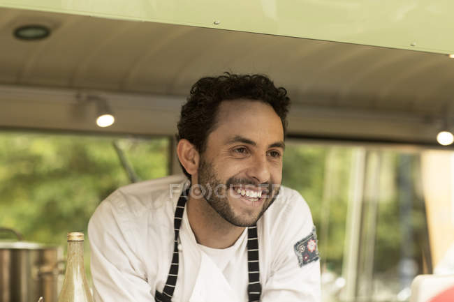 Porträt eines lächelnden Mannes im Food-Truck — Stockfoto