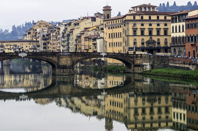 Italia, Toscana, Firenze, Fiume Arno e Ponte Santa Trinita — Foto stock