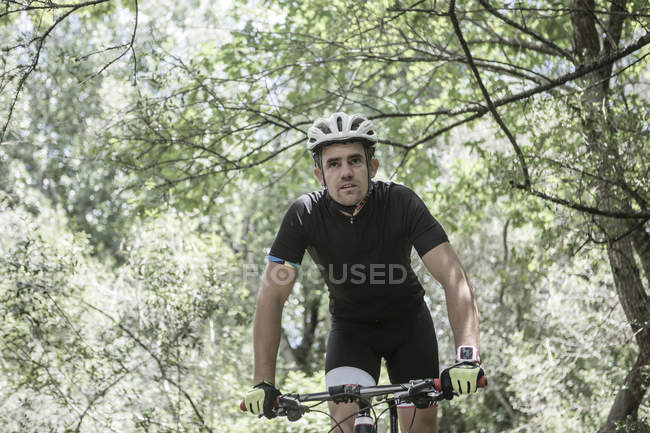 Homme à vélo de montagne dans la forêt — Photo de stock