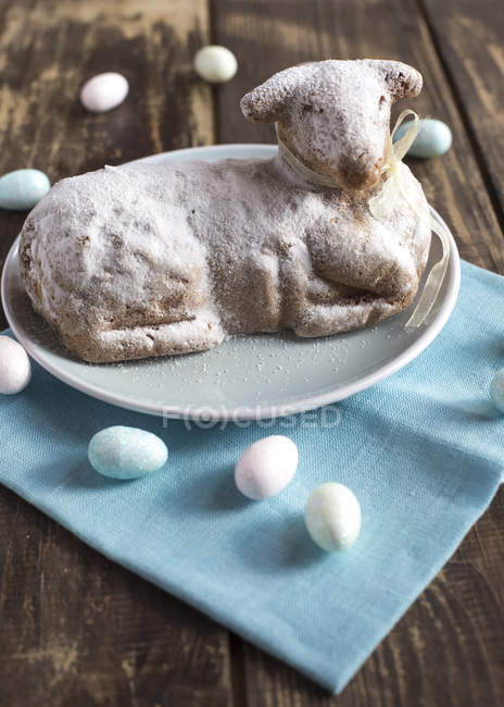 Bolo de cordeiro de Páscoa em prato com ovos — Fotografia de Stock