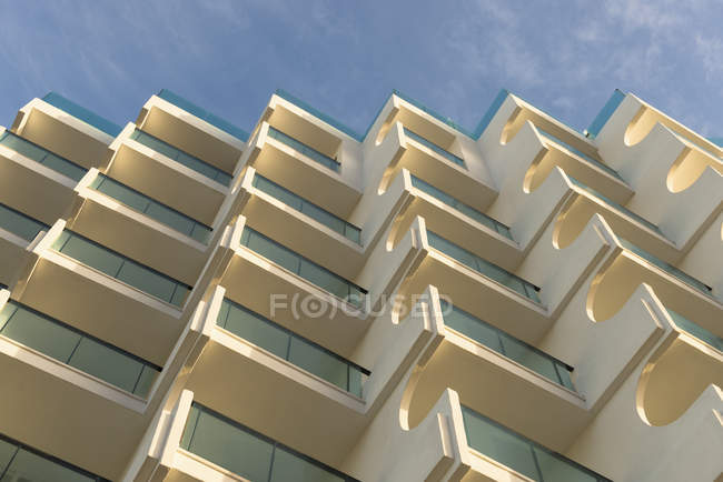 Vista da fachada do hotel durante o dia, Palma de Maiorca, Espanha — Fotografia de Stock