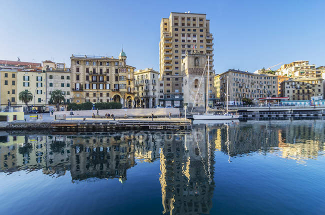 Italia, Liguria, Savona, Torre Leon Pancaldo al porto — Foto stock