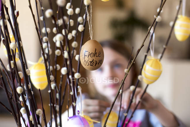 Huevos de Pascua colgando en ramitas de sauce coño - foto de stock