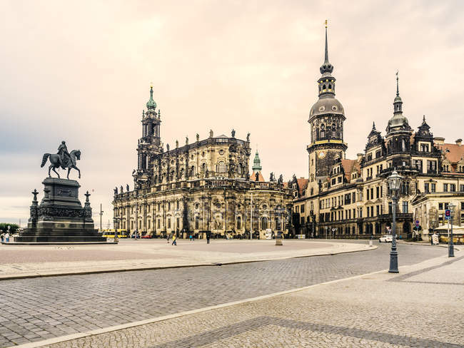 Germania, Sassonia, Dresda, Piazza del Teatro con statua di Giovanni di Sassonia, Cattedrale di Dresda e Torre Hausmann — Foto stock