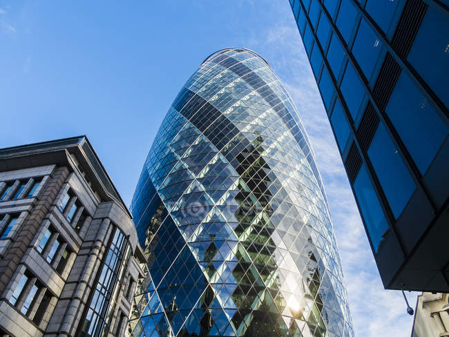 Reino Unido, Londres, City of London, vista a 30 St Mary Axe en el distrito financiero - foto de stock