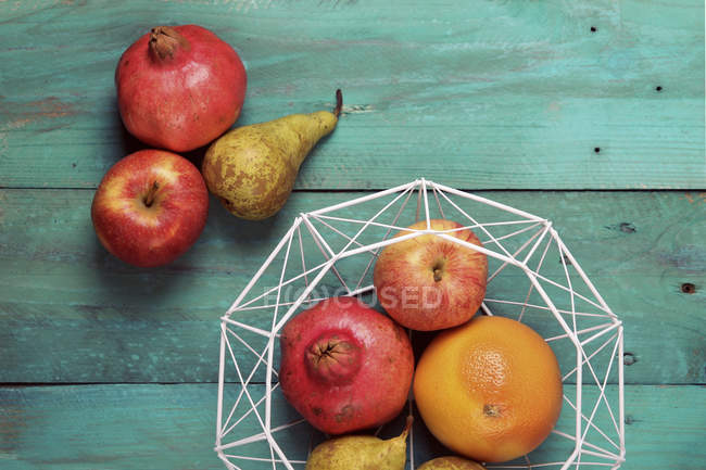 Cesta de frutas con peras y manzanas - foto de stock