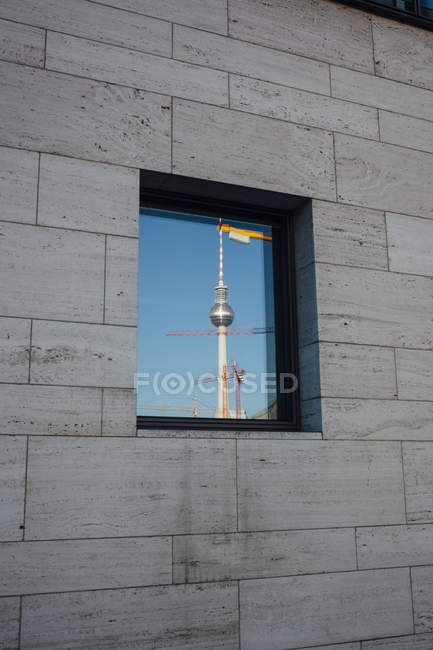 Berlin TV Tower specchiato nella finestra, Berlino, Germania — Foto stock