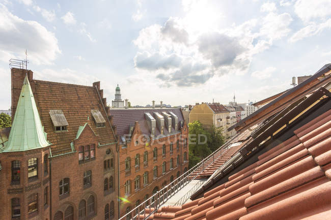 Germany, Berlin-Friedrichshain, roof tops and buildings at Rigaer Strasse — Stock Photo