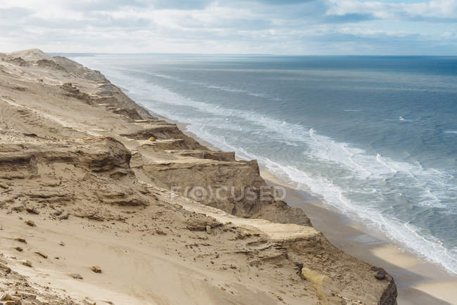 Dinamarca, Jutlandia del Norte, costa empinada en el faro Rubjerg Knude - foto de stock