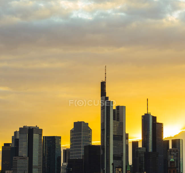 Frankfurt am Main Wolkenkratzer bei Sonnenuntergang, Deutschland, Europa — Stockfoto