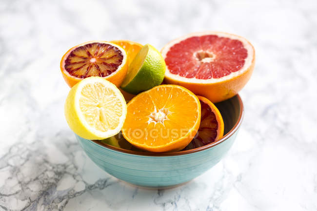 Close up of Bowl of sliced citrus fruits — Stock Photo