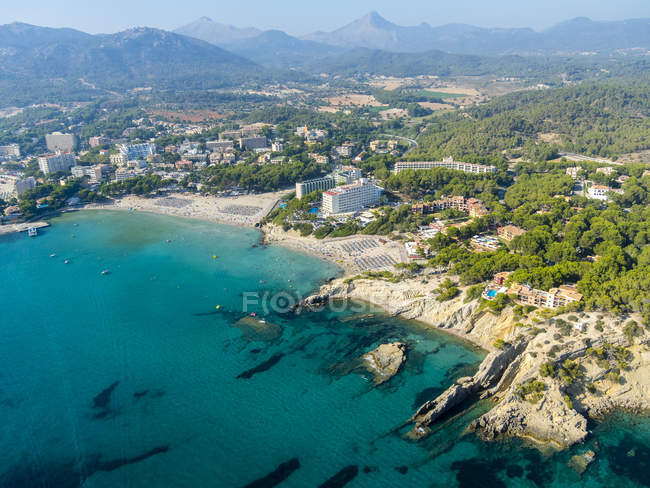España, Mallorca, Vista aérea de la bahía de Peguera - foto de stock