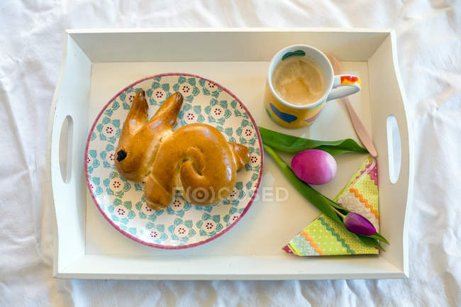 Vista superior do café da manhã de Páscoa na bandeja — Fotografia de Stock