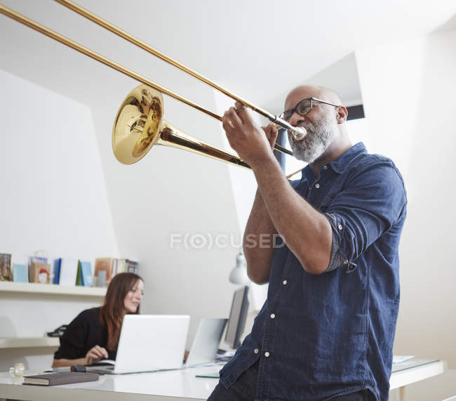 Hombre jugando trombón - foto de stock