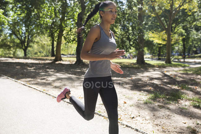 Mujer corriendo en parque - foto de stock