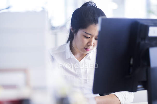 Trabalhador de escritório chinês trabalhando em negócios corporativos — Fotografia de Stock