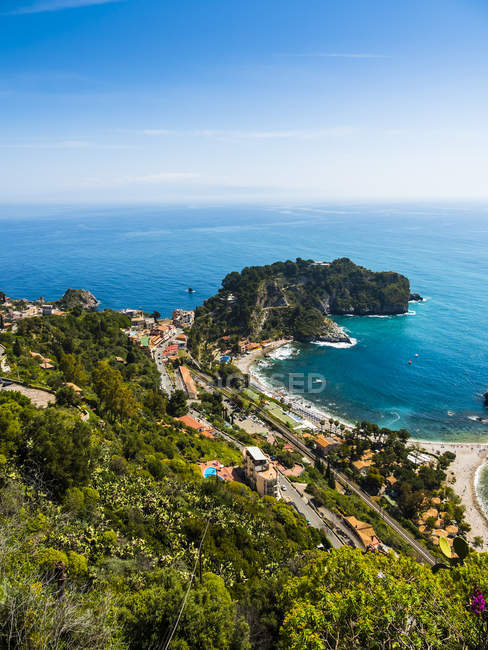 Paesaggio marino con vista sulla città costiera, Sicilia, Italia — Foto stock