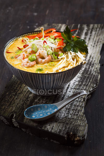 Vista da vicino della zuppa asiatica di Laksa con gamberetti — Foto stock