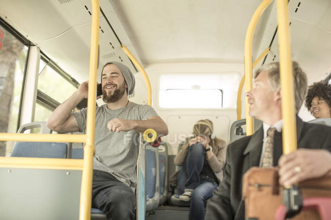 Les gens parlent en bus de ville — Photo de stock
