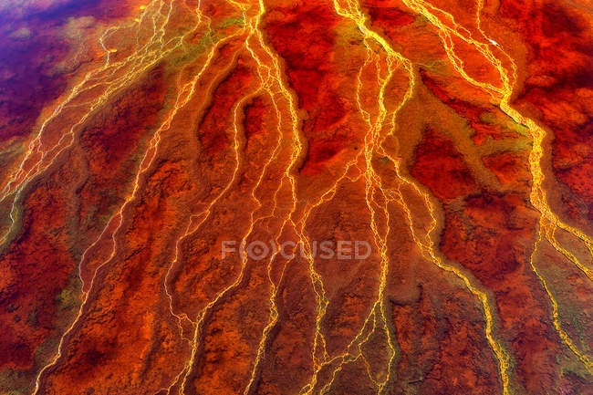 Eaux rouges du Rio Tinto, colorées par des minéraux dissous, principalement du fer. Andalousie, Espagne — Photo de stock