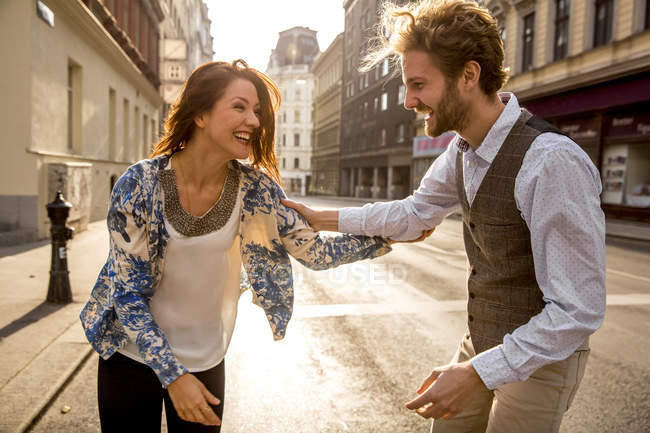 Щасливі молодої пари сміятися на вулиці — стокове фото