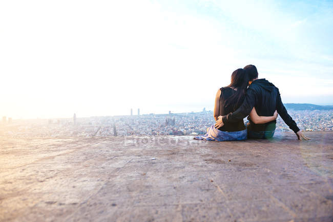 Spagna, Barcellona, Abbracciare la coppia guardando la vista sulla città — Foto stock