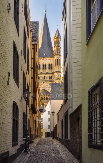 Allemagne, Cologne, ruelle avec Gross Sankt Martin sur fond — Photo de stock