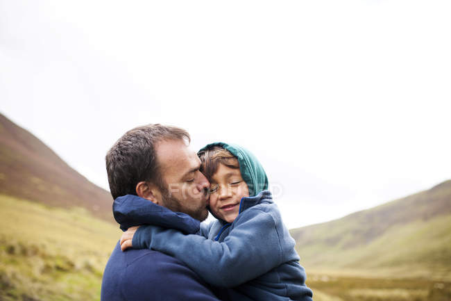 Regno Unito, Bala, padre e figlio si abbracciano — Foto stock