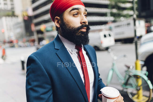 Indischer Geschäftsmann mit Kaffeetasse auf den Straßen der Stadt, manhattan, ny, usa — Stockfoto