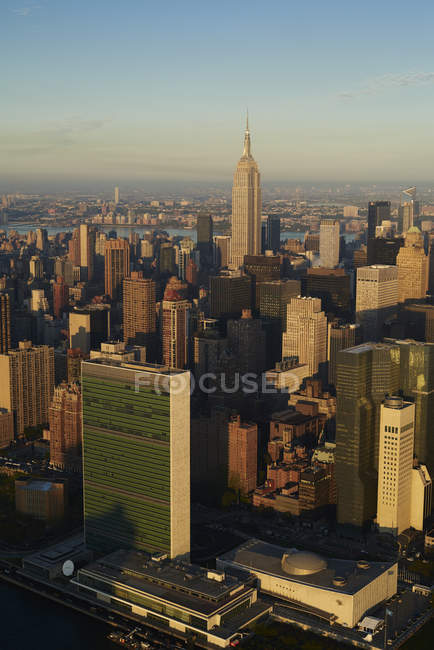 Stati Uniti, Stato di New York, New York City, Business District al mattino, Empire State Building e l'edificio delle Nazioni Unite in basso a sinistra, vista sul tramonto — Foto stock