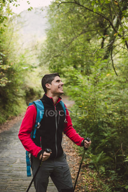Wanderer mit Spazierstöcken lachen im Wald — Stockfoto