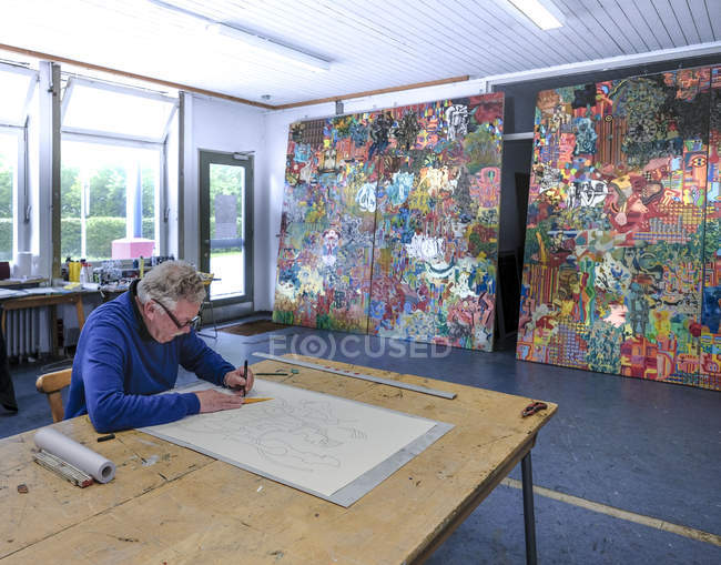 Senior männlicher Künstler zeichnet im Atelier — Stockfoto