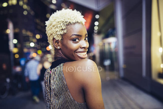 Portrait d'une belle femme afro-américaine sur Times Square la nuit, USA, New York — Photo de stock