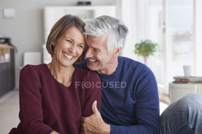 Rire mature adulte caucasien couple à la maison — Photo de stock