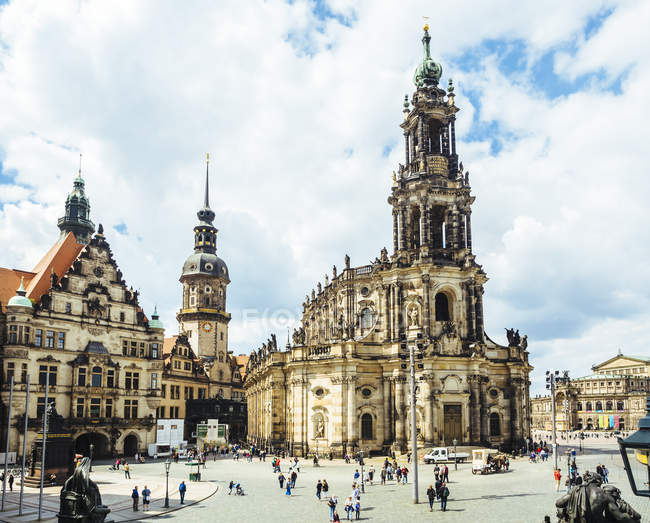 Німеччина, Дрезден, вид Hausmannsturm та собору Дрездена в Шлоссплатц — стокове фото