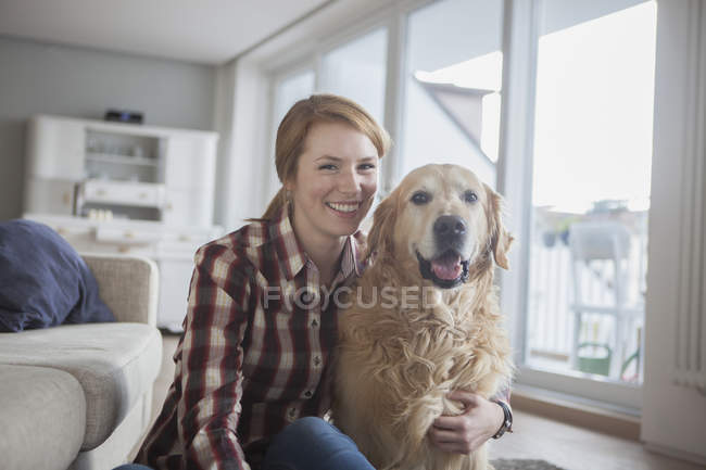 Frau umarmt Hund zu Hause — Stockfoto