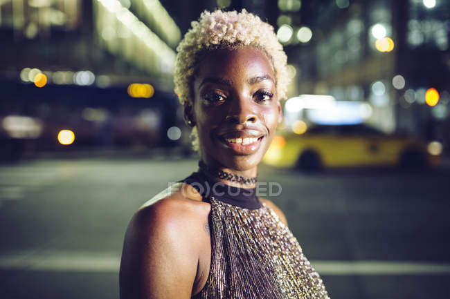 Portrait de jeune femme heureuse sur Times Square la nuit, États-Unis, New York — Photo de stock