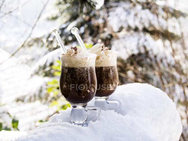 Zwei Gläser Pharisäer mit Kaffee, Rum und Sahne, im Schnee ...
